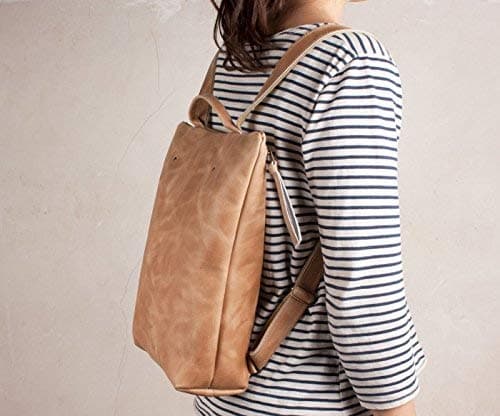 Mochila de cuero beige para mujeres con diseño artesanal