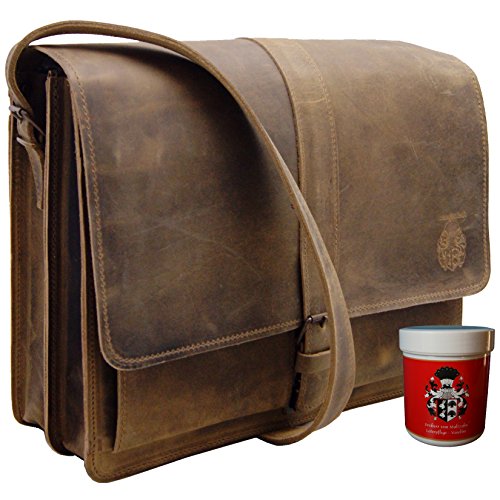 Bolsa de hombro con una amplia solapa frontal y una hebilla estilo estudiante.