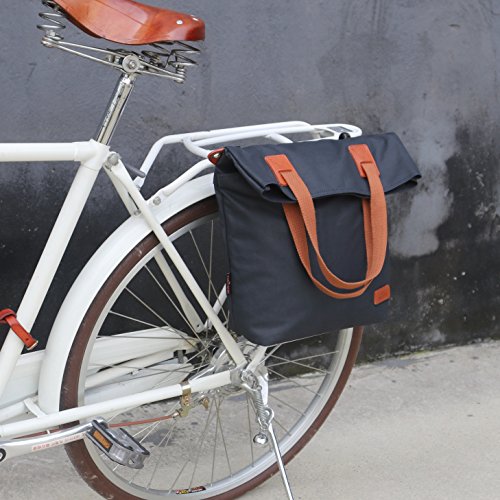 Gran bolsa de mensajería con asas de cuero y lona impermeable azul marino y marrón que se engancha a la moto.