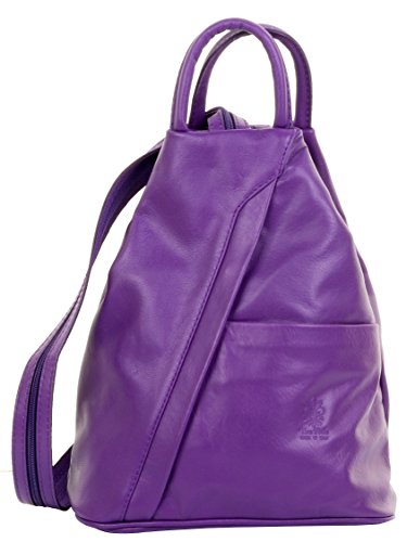 La mochila de cuero púrpura brillante de la mujer