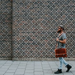 Una contemporánea: la cartera de cuero con un look vintage