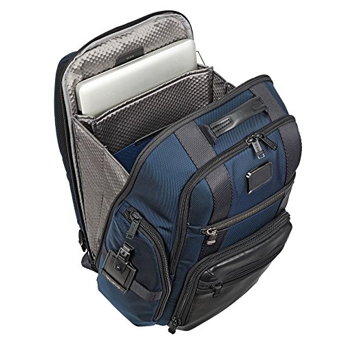 Una gran mochila para hombres de 15 pulgadas de cuero y nylon Tumi, azul y negro.